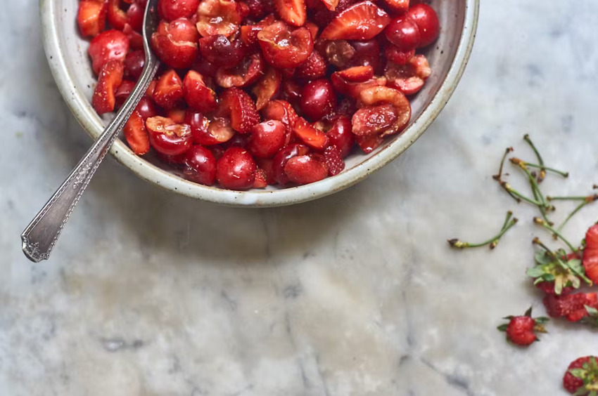 Салат, мороженое и соус к мясу: 5 полезных и необычных рецептов с первыми ягодами