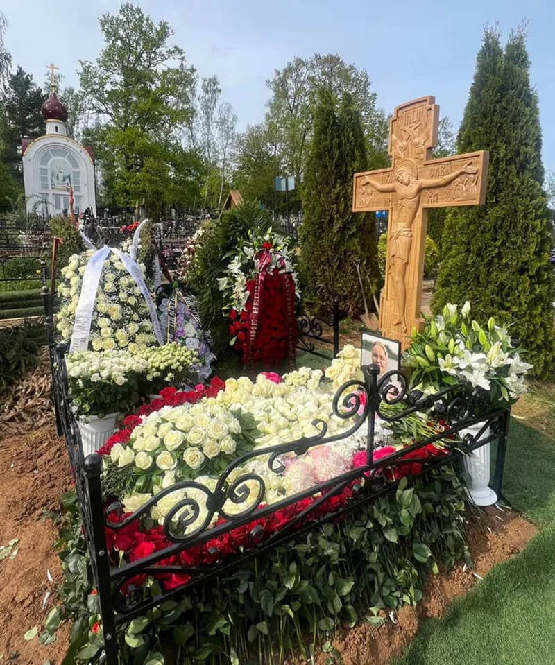 МОГИЛА ЕЛЕНЫ ЗЕМЛЯНИКИНОЙ