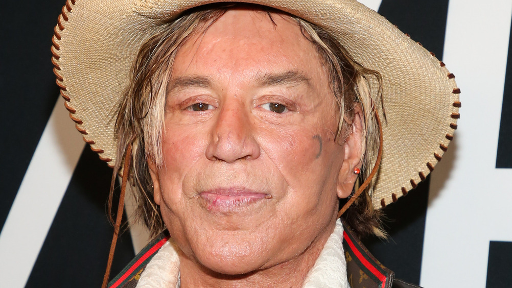 Микки Рурк позволил себе непристойный жест на публике