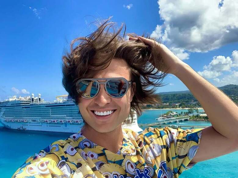 «Штраф за превышение красоты»: Шаляпин в алых мини-шортах свел с ума поклонниц