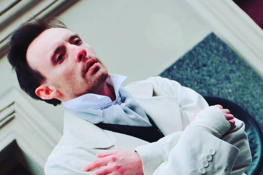 Звезду фильма «Цой» и сериала «Содержанки» доставили в реанимацию с ножевыми ранениями