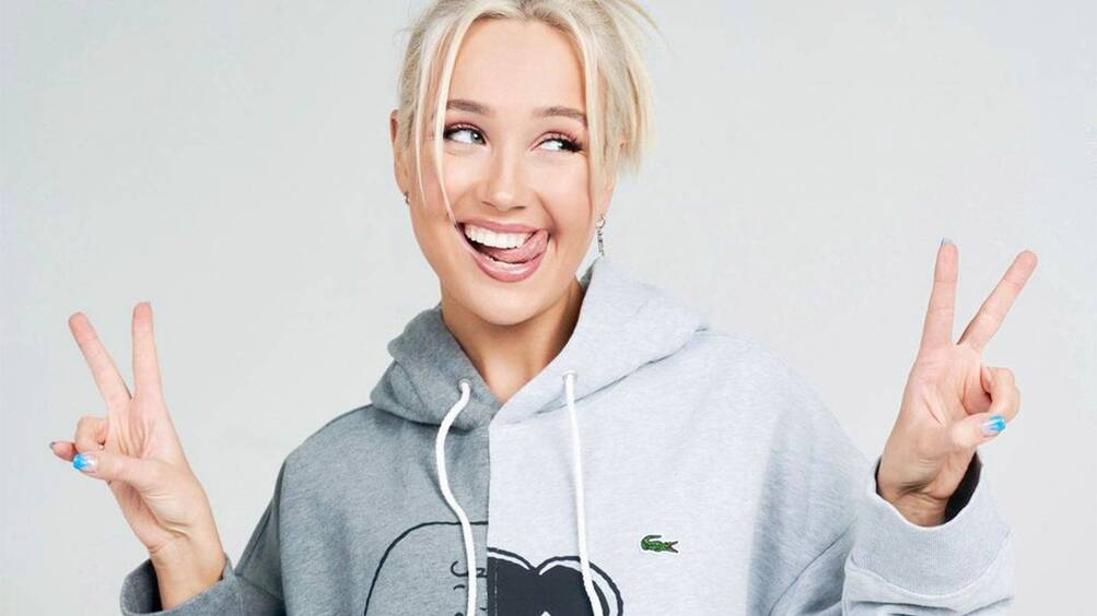 Клава Кока показала, как радуется домашней еде от мамы