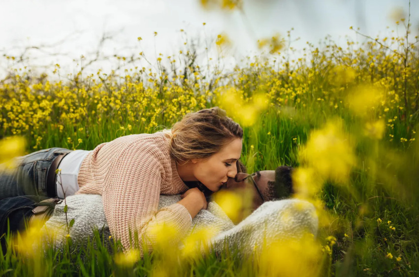 Подальше от муравьев и чужих глаз: 5 секретов секса на природе