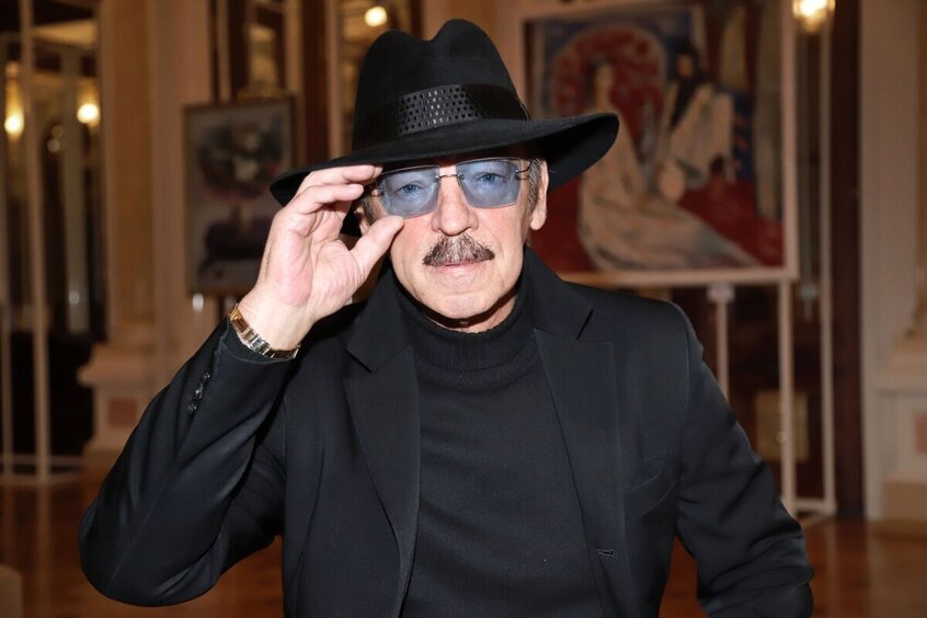 Михаил Боярский госпитализирован после серьезного падения за кулисами театра