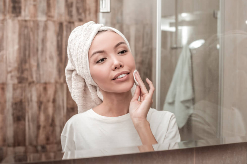 Слишком много крема и горячая вода: утренние ошибки бьюти-рутины, которые испортят ваш день