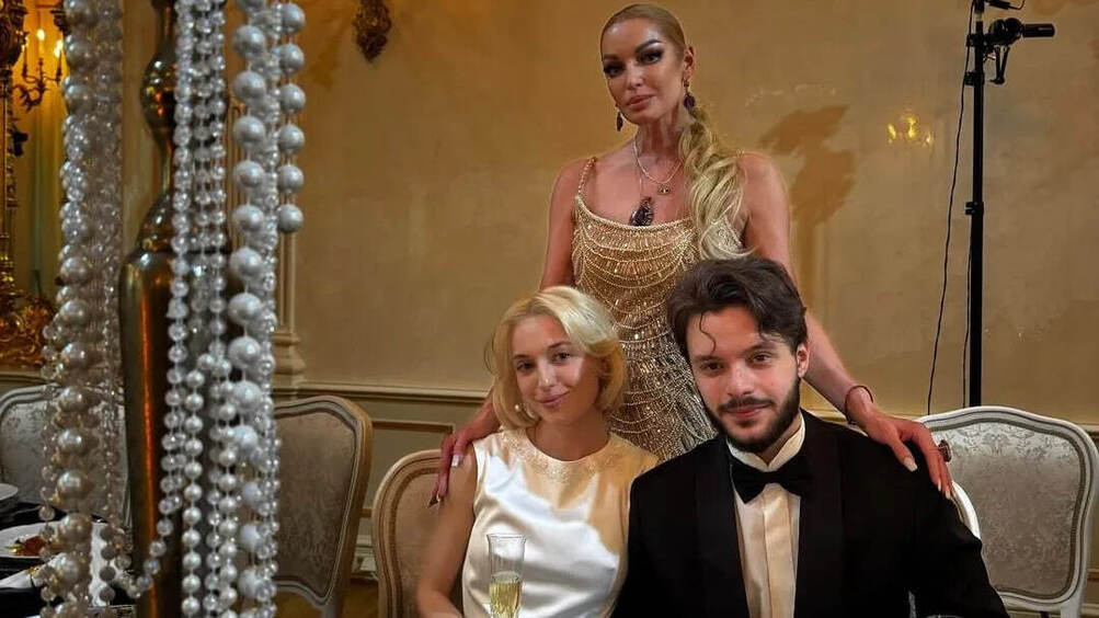 АНАСТАСИЯ ВОЛОЧКОВА С ДОЧЕРЬЮ АРИАДНОЙ И НИКИТОЙ ГРИГОРЯНОМ