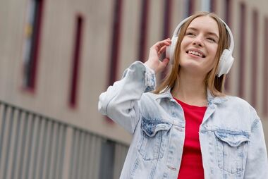 Сколько можно слушать музыку в наушниках без вреда для здоровья: врач озвучил ограничения