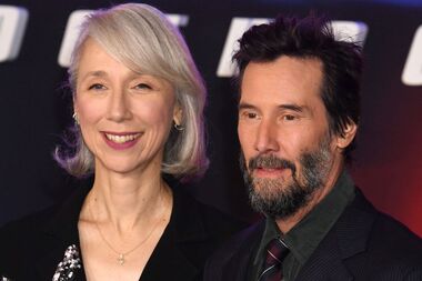 Одним холостяком меньше: избранница Киану Ривза случайно засветила обручальное кольцо