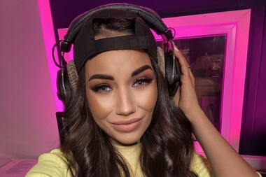 «Мама каждый раз ведется»: Арина Ростовская рассказала, как разыгрывает родителей по телефону