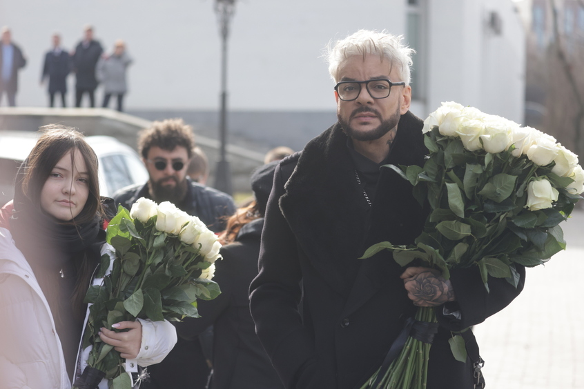 Филипп Киркоров простился с отцом на кладбище: «Браво, артист! Прощай, папа!»