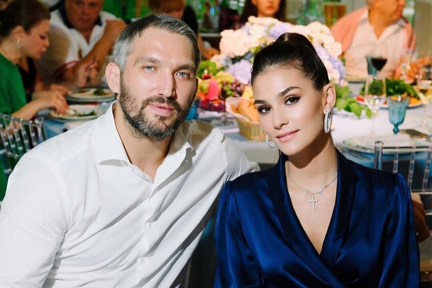 Едва сдерживала слезы: первая реакция Шубской на триумф Овечкина попала на видео