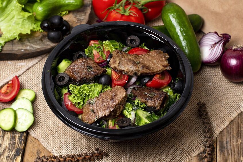 Заменят сытный ужин: топ−3 рецепта теплых салатов для всей семьи