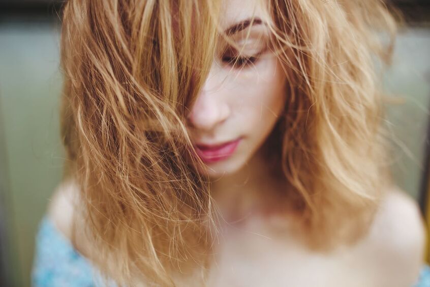 «Одуванчик» на голове: почему пушатся и секутся волосы