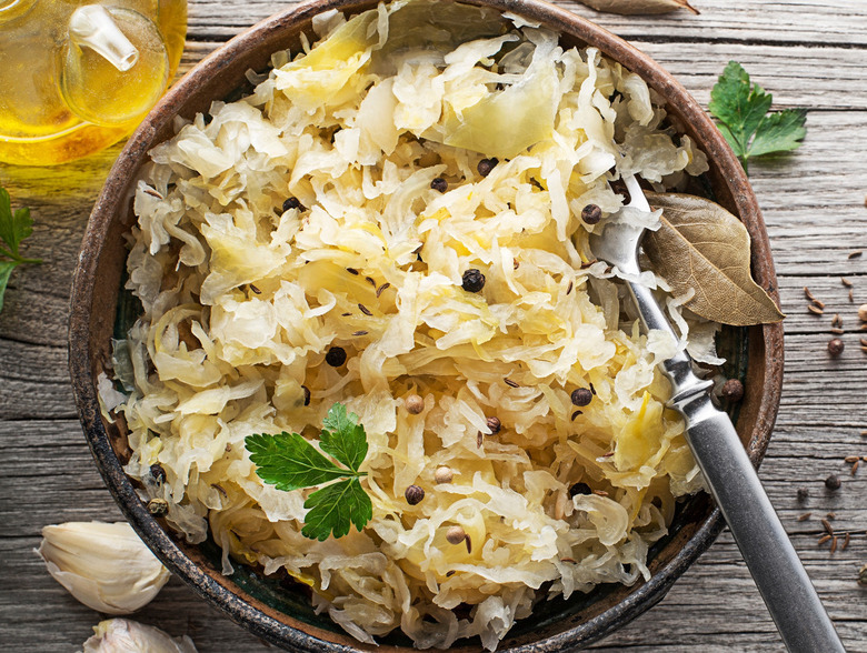 Витамины и пробиотики: 5 рецептов с исключительно полезной квашеной капустой