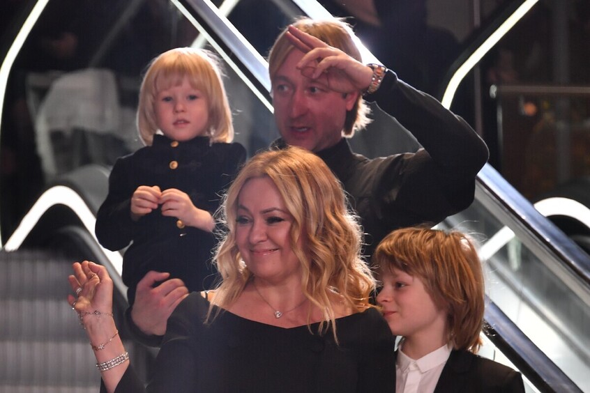 Яна Рудковская и Евгений Плющенко с детьми