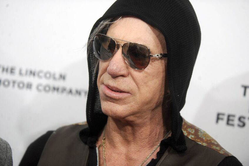 «Мой корабль тонет»: Микки Рурк заявил, что сам спустил свою карьеру «в унитаз»