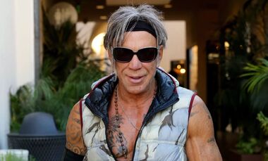 Микки Рурк опубликовал фото в новом парике