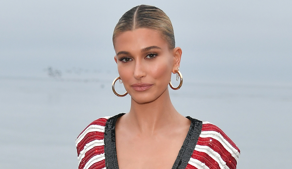 Хейли Бибер ответила на информацию о том, что она лайкнула пост с критикой Селены Гомес