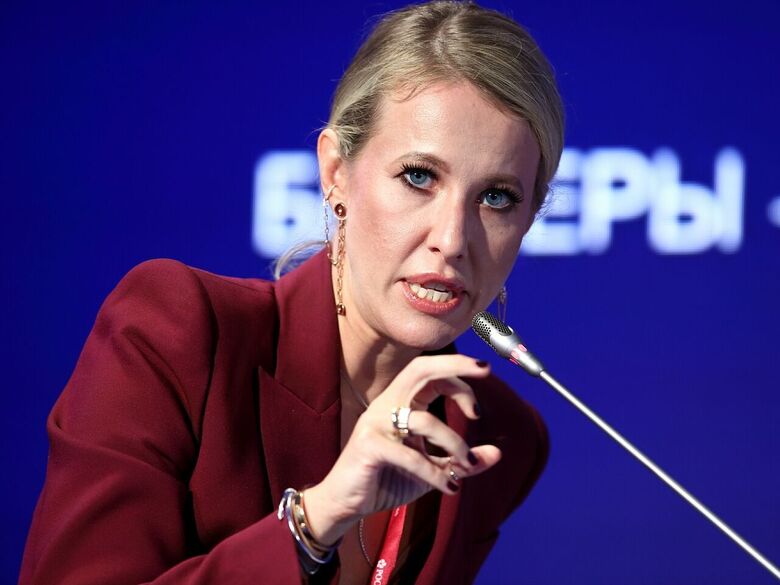 Задолжавшая миллион по суду Собчак улетела из России