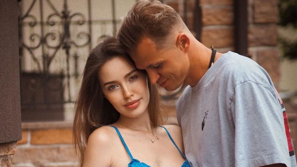 «Я лежу с тобой счастливая»: Анастасия Костенко посвятила Дмитрию Тарасову странное стихотворение в день его рождения