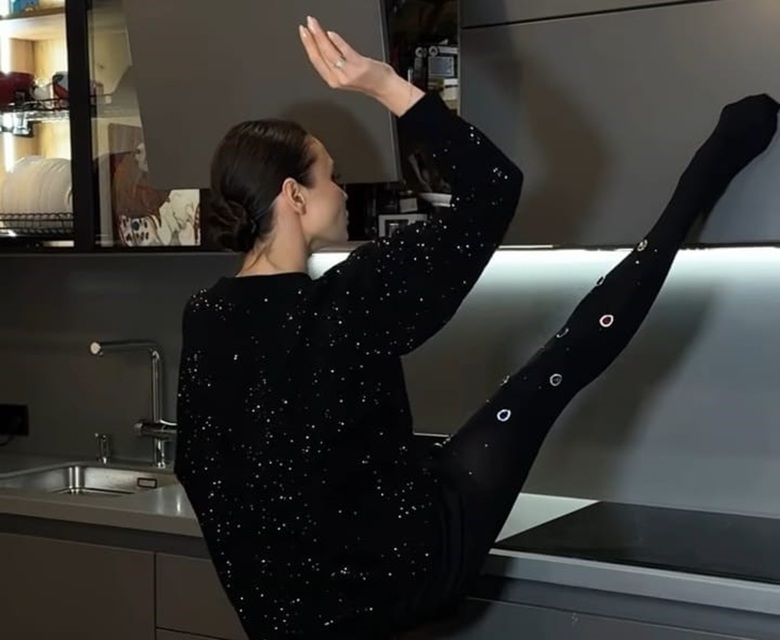 Лавры Волочковой: Ляйсан Утяшева показала шикарную растяжку на кухне