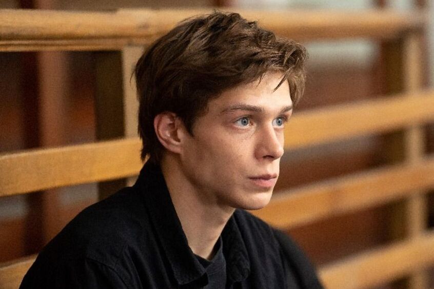 Актер Глеб Калюжный пришел к следователю с адвокатом после неявки в военкомат