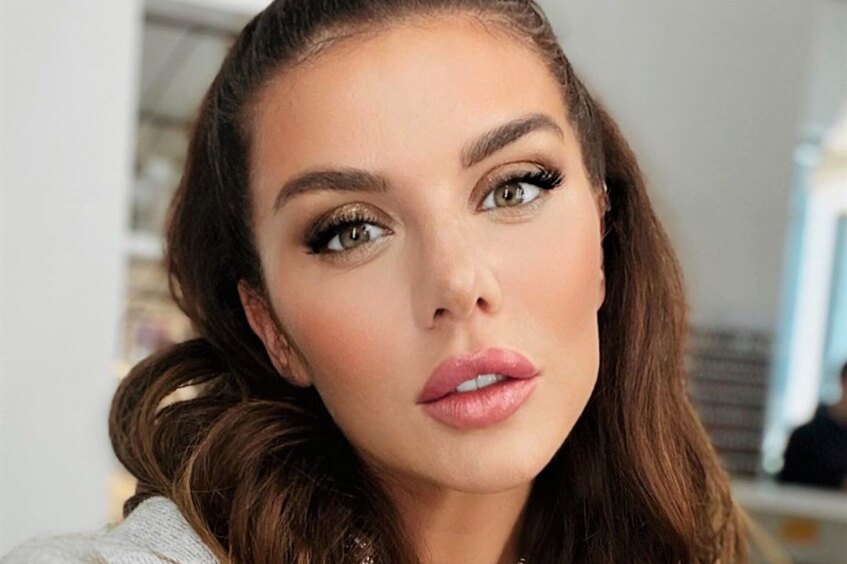 «Заставила себя принять лекарство»: Седокова поделилась кадрами с тренировки