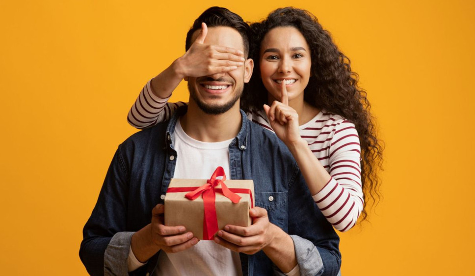 Что подарить мужчине: 6 необычных и уместных вариантов, включая цветы