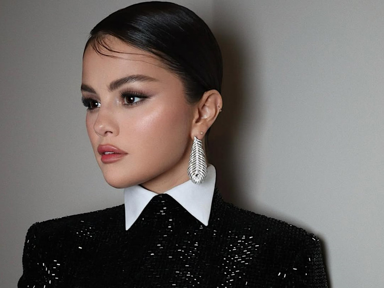 Селена Гомес очаровала поклонников в белом мини-платье