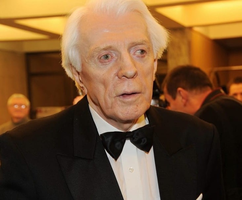 Прощание с Олегом Стриженовым проходит в Москве: скорбь сына, Гузеева в шубе и речь Малышевой