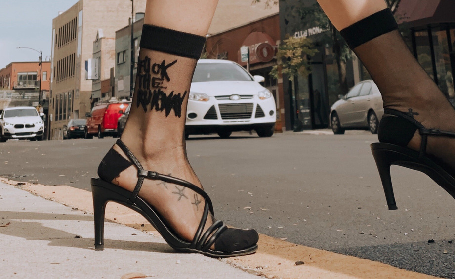 Босоножки с колготками и носками: что и с чем носим, 4 совета стилиста