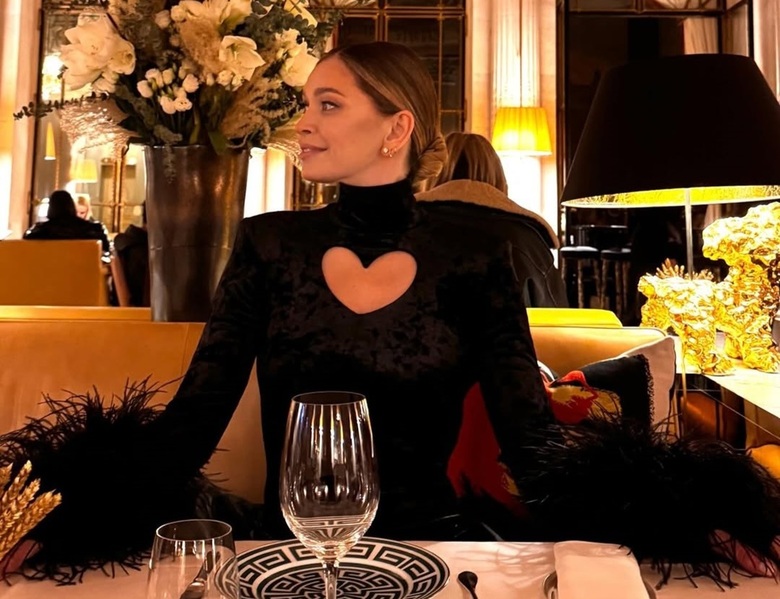 Уехавшая из России Брежнева показала, как отметила день рождения в Париже