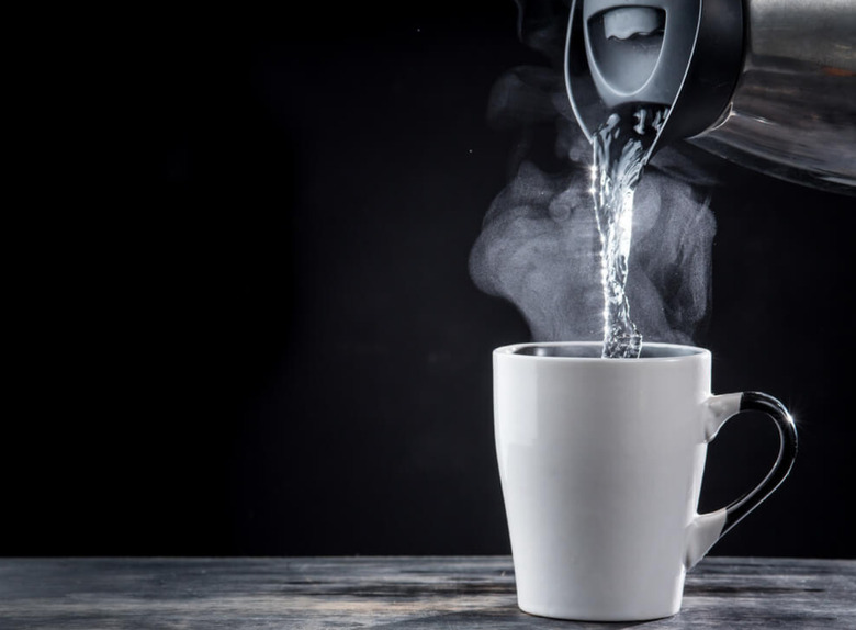 Горячая вода утром натощак: 7 причин завести такую привычку