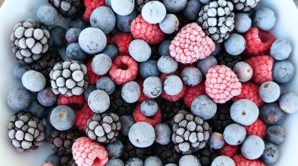 Замороженные ягоды: польза для иммунитета и 7 простых интересных рецептов
