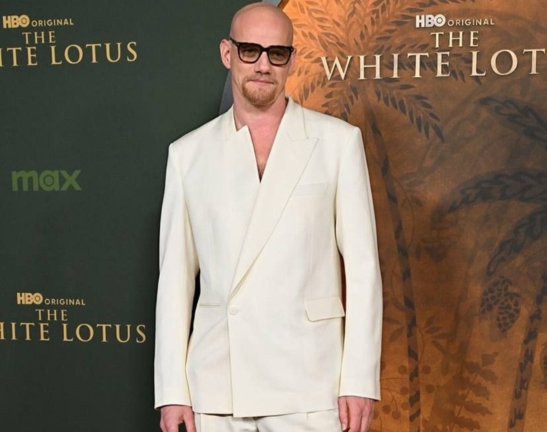 Юрий Колокольников в белоснежном образе появился на премьере «Белого лотоса» в Лос-Анджелесе