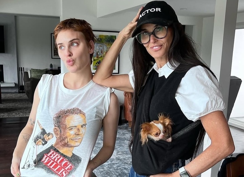 Деми Мур показала селфи без макияжа