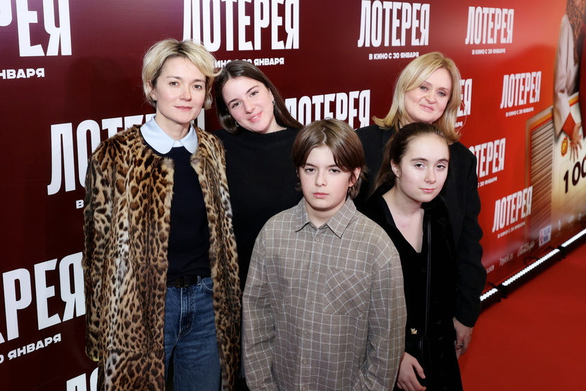 Семейный выход: Анна и Надежда Михалковы вместе появились на премьере