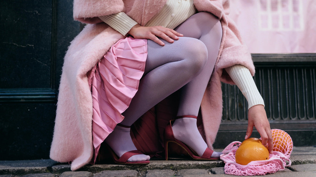 Цветные носки и чулки: с чем и как носить весной — советы стилиста