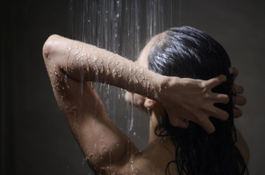 Как правильно принимать душ зимой и что делать после него: 7 секретов косметолога