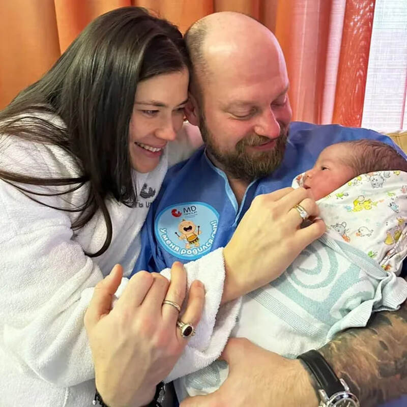 ВИКТОРИЯ СОЛОВЬЕВА С СУПРУГОМ ИВАНОМ И СЫНОМ РОМАНОМ