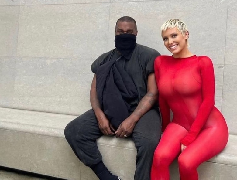 Канье Уэст опубликовал и быстро удалил горячее фото жены в откровенном бикини