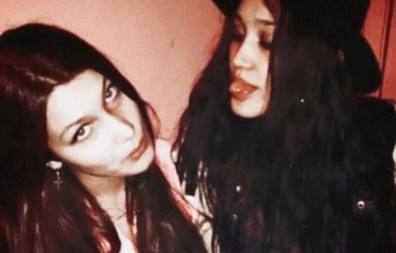 Белла Хадид (слева) с подругой