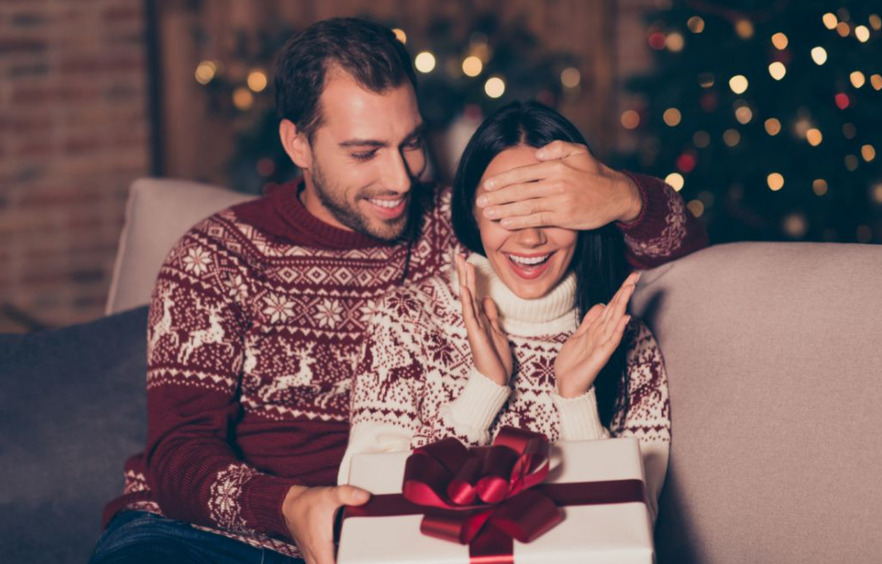 Не только духи или косметика: что подарить подруге на Новый год