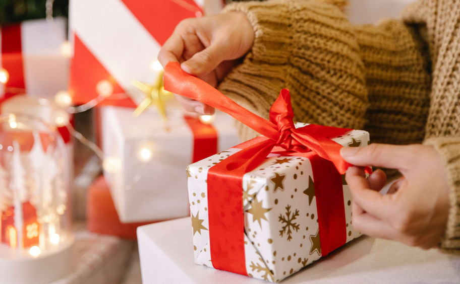 Этикет: что лучше подарить боссу на Новый год