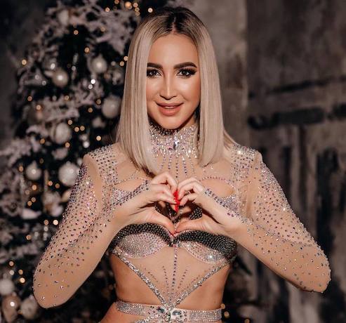 https://www.womanhit.ru/upload/entities/2025/12/11/16/persons/photo/fa/c7/72/b9/49e2fa83d6927614b2d9ed6281b3959b.jpg