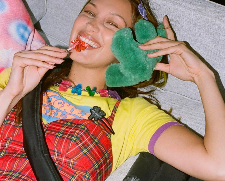 Детский сад, штаны на лямке: стиль кидкор во взрослой моде