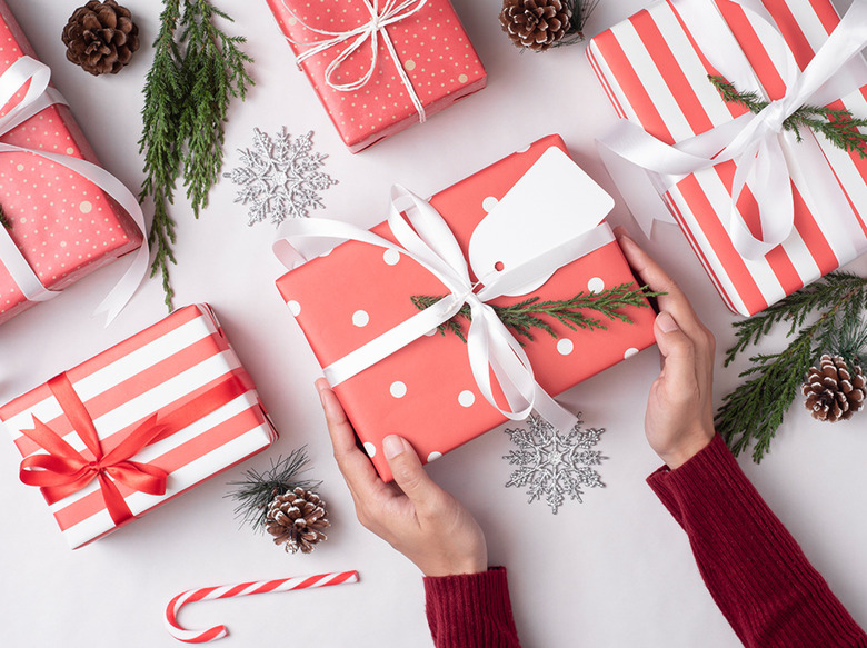 Запасные подарки: что нужно иметь под рукой, чтобы не ударить в грязь лицом