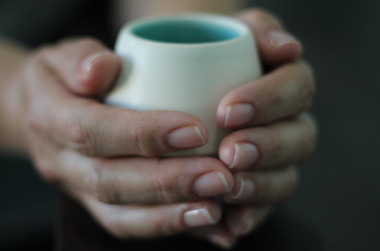 Руки шелушатся зимой: 5 причин, почему так происходит, и варианты решения проблемы