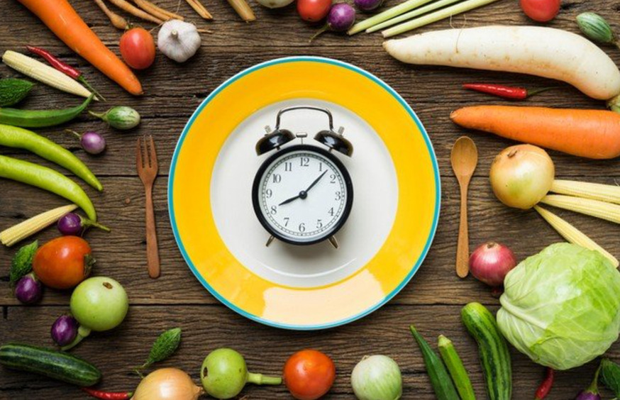 Интервальное голодание: плюсы и минусы на примере Энистон, Хью Джекмана, Миранды Керр и других звезд