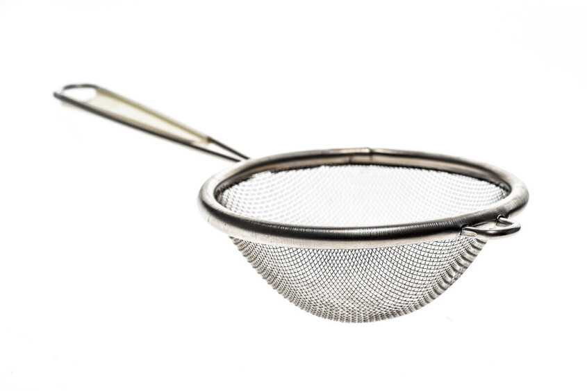 В знак протеста: учительница пришла на урок с дуршлагом на голове